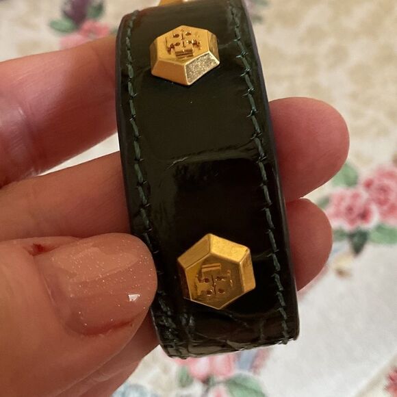 TORY BURCH LEATHER EMBOSSED GOLD MILLER LOGO BANGLE BRACELET NEW WITH BAG - Picture 5 of 13